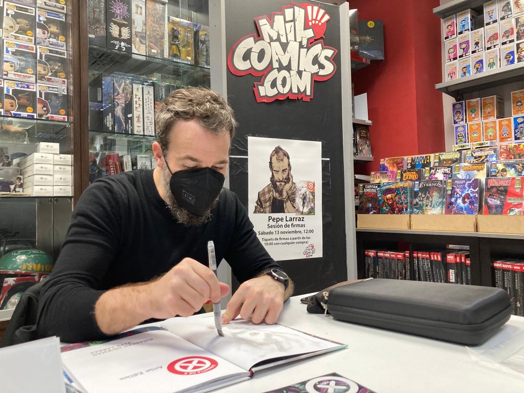 Pepe Larraz firmando ejemplares en Milcómics Zaragoza