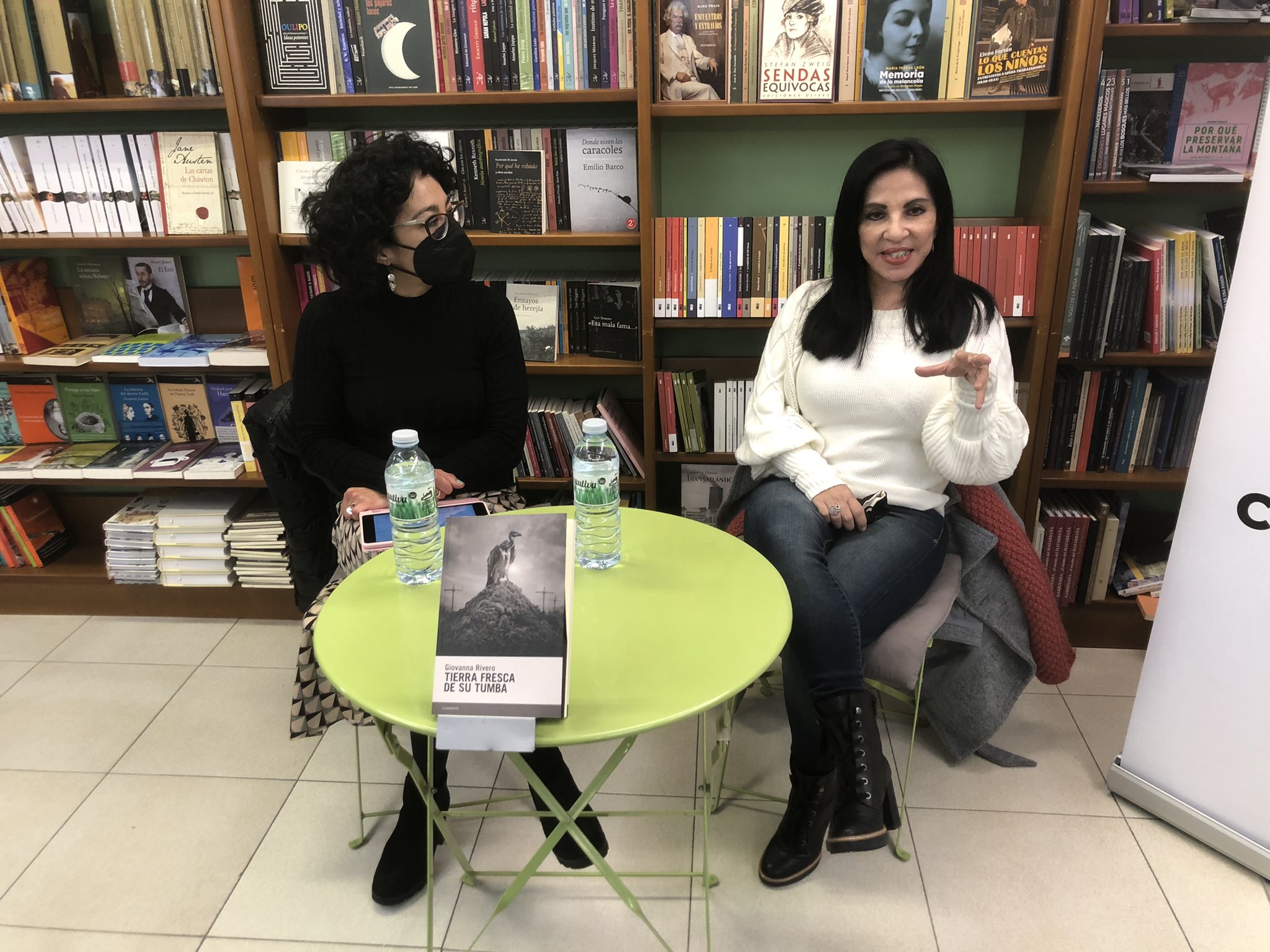 Giovanna Rivero visitó la librería Cálamo