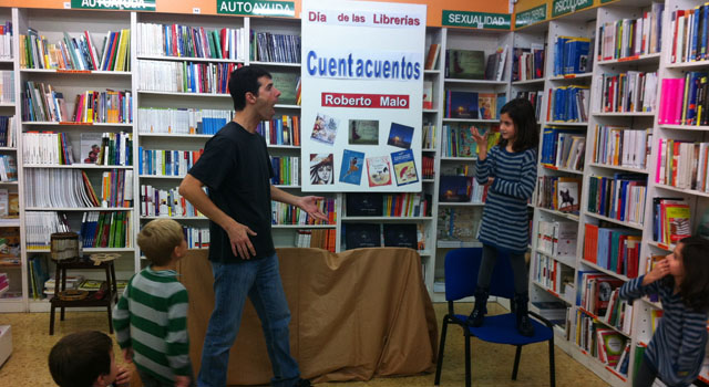 Roberto Malo cuenta cuentos en la Librería Central de Zaragoza