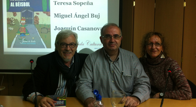 Ajonio Trepileto jugó al béisbol en la librería Central de Zaragoza