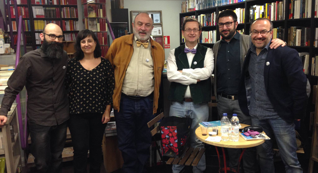 Pessoa, con gafas y pajarita, en Los Portadores de Sueños